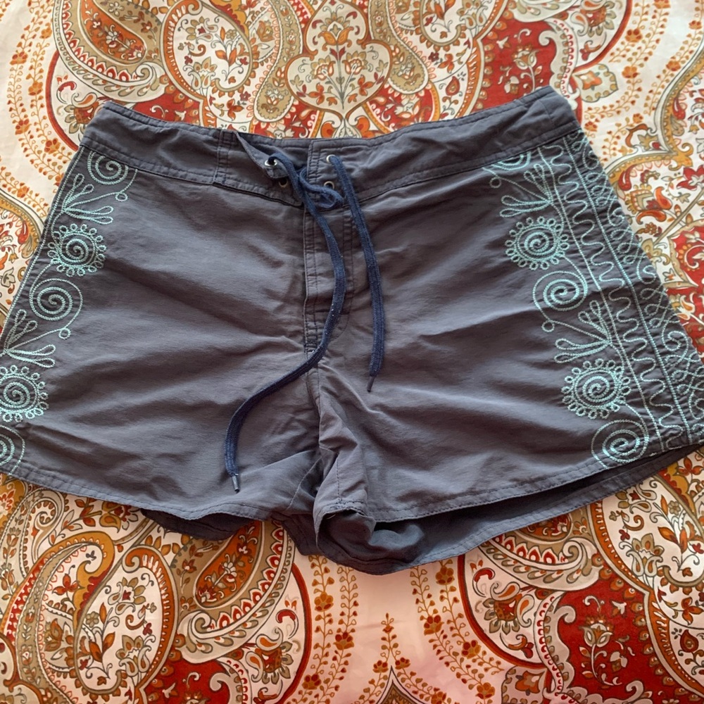 Vintage Old Navy Embroidered Gray Women's Shorts